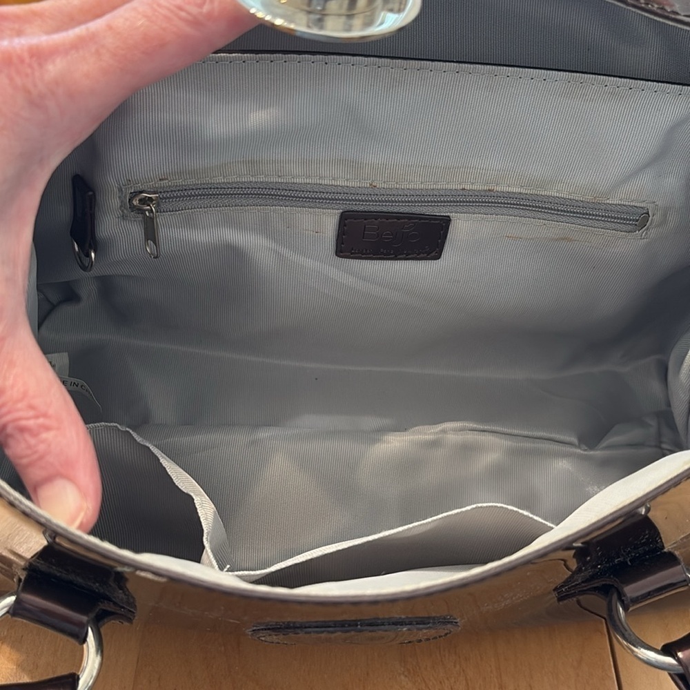 Beijo dark brown patent leather shoulder bag with magnetic close. - Picture 5 of 7